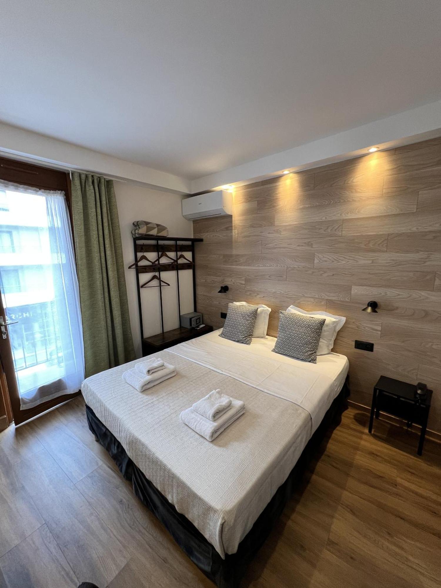 Au Bec Fin Hotel 2*